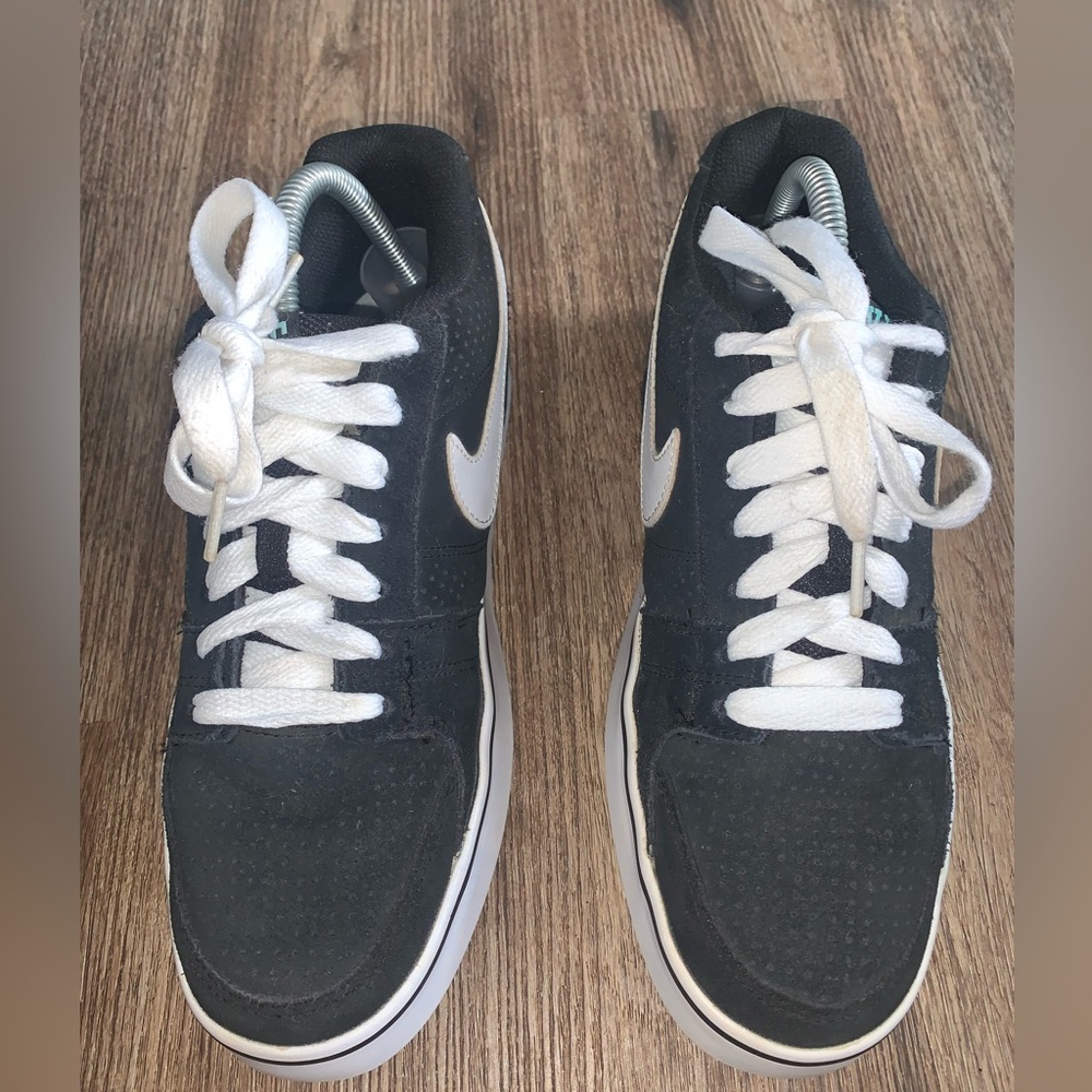 Nike woman’s black & white sneakers excellent pre loved condition size 8.5/9 - Picture 3 of 7